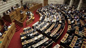 Ο πρωθυπουργός Αλέξης Τσίπρας μιλάει  κατά τη διάρκεια της συζήτησης επί των Προγραμματικών Δηλώσεων της Κυβερνήσεως στη Βουλή, Πέμπτη 8 Οκτωβρίου 2015. Συνεχίζεται και σήμερα η ανάγνωση των προγραμματικών δηλώσεων της κυβέρνησης, με τοποθετήσεις υπουργών και βουλευτών, μετά τη προχθεσινή εναρκτήρια ομιλία του πρωθυπουργού Αλέξη Τσίπρα. Η διαδικασία ολοκληρώνεται τα μεσάνυχτα, οπότε η κυβέρνηση λαμβάνει ψήφο εμπιστοσύνης με φανερή ονομαστική ψηφοφορία. ΑΠΕ-ΜΠΕ/ΑΠΕ-ΜΠΕ/ΑΛΕΞΑΝΔΡΟΣ ΒΛΑΧΟΣ