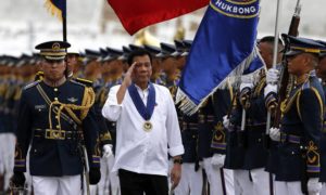 epa05537825 Filipino President Rodrigo Duterte (2-L) reviews honor guards during the 250th Presidential Airlift Wing anniversary at the Philippine Air Force headquarters in Pasay city, south of Manila, Philippines, 13 September 2016. Foreign Minister Perfecto Yasay was reported as saying the Philippines will respect the military pact signed with the United States in 2014 and that allows the US to use Philippine bases and boost its presence in the Southeast Asian region. EPA/FRANCIS R. MALASIG