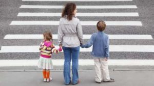 229012-mum-kids-crossing-road