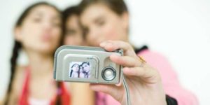 GIRL-SELFIE-facebook-696x348