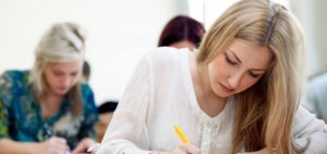 lang="x-default" pretty female student
