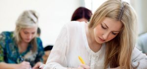 lang="x-default" pretty female student