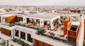 Ennea: Άνοιξε η νέα 5άστερη ταράτσα – μπαρ με πισίνα στη Θεσσαλονίκη