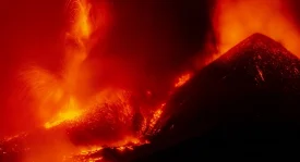 Εντυπωσιακό βίντεο – Το ηφαίστειο Αίτνα βάφει κόκκινο τον ουρανό