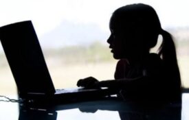 ΠΟΥ: Σχεδόν 1 στα 6 παιδιά έχει πέσει θύμα παρενόχλησης μέσω διαδικτύου