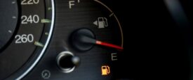 Οδήγηση με λαμπάκι βενζίνης: Βλάπτει το όχημα ή όχι;