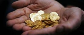 Χρυσή λίρα: Με αξία όσο ένας μισθός – «Τρέχουν» να πουλήσουν με το χρυσό στα ύψη