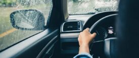 Οδήγηση στη βροχή: Όσα πρέπει να προσέξετε – Τα λάθη που κάνουν την κατάσταση χειρότερη