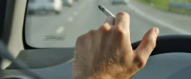 Τσουχτερά πρόστιμα για οδηγούς και επιβάτες που καπνίζουν – Πότε θα επιβάλλονται